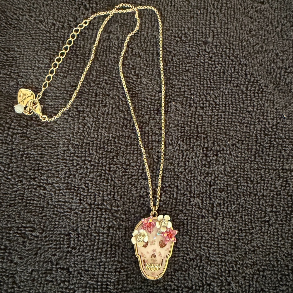 Betsey Johnson Gold Skull Pendant Necklace w/Pink and White Bliny Flowers.